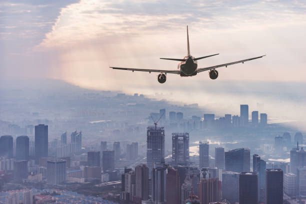 市内中心部上空の旅客機の着陸。 - 2841 ストックフォトと画像