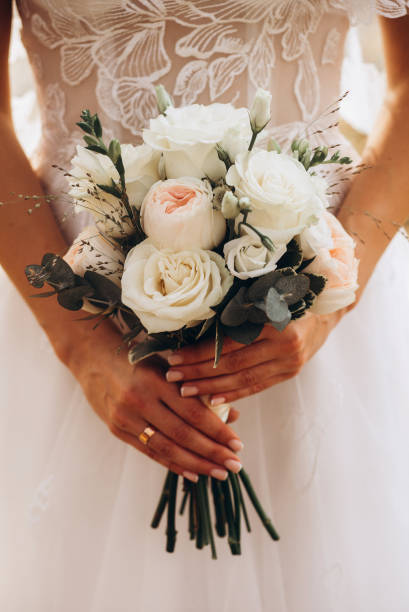 sposa con bouquet di peonie nuziali - bride bouquet foto e immagini stock