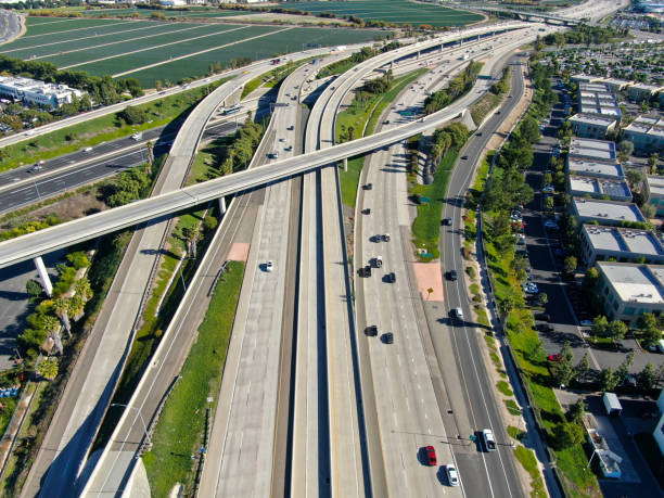 veduta aerea del trasporto autostradale con traffico ridotto, california - irvine california california orange county traffic foto e immagini stock