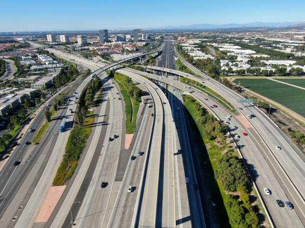 vista aérea do transporte da estrada com tráfego pequeno, califórnia - concrete curve highway symbol - fotografias e filmes do acervo