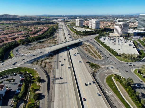 вид с воздуха на шоссейную транспорт с небольшим трафиком, калифорния - irvine california california orange county traffic стоковые фото и изображения