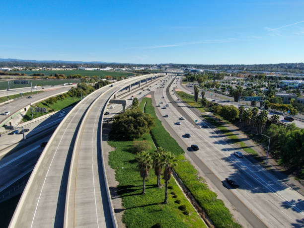 vista aérea del transporte por carretera con poco tráfico, california - concrete curve highway symbol fotografías e imágenes de stock