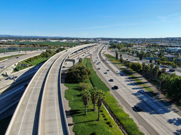 작은 교통, 캘리포니아와 고속도로 교통의 공중 보기 - irvine california california orange county traffic 뉴스 사진 이미지