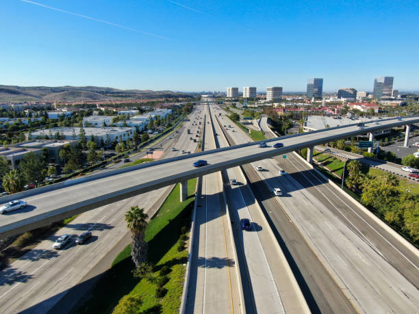 작은 교통, 캘리포니아와 고속도로 교통의 공중 보기 - irvine california california orange county traffic 뉴스 사진 이미지