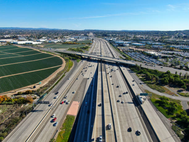 veduta aerea del trasporto autostradale con traffico ridotto, california - irvine california california orange county traffic foto e immagini stock