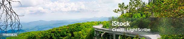 Photo libre de droit de Viaduc Linn Cove banque d'images et plus d'images libres de droit de Blue Ridge Parkway - Appalaches - Blue Ridge Parkway - Appalaches, Caroline du Nord - État américain, Route surélevée