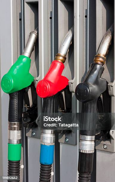 Detalhes De Gasolina - Fotografias de stock e mais imagens de Abastecer - Abastecer, Bomba de Combustível, Combustíveis e Geração de Energia