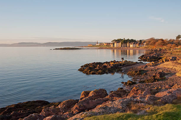 costa rochosa no largs - 4369 - fotografias e filmes do acervo