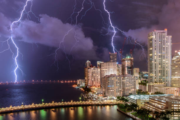 lightning storm over miami - florida weather urban scene dramatic sky imagens e fotografias de stock