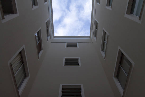 ciel - apartment window sky sun photos et images de collection