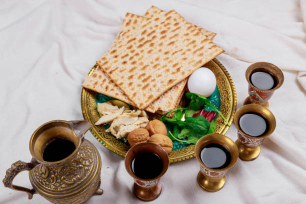 pasqua matzoh pane natalizio ebraico con kiddush quattro tazze di vino - seder foto e immagini stock