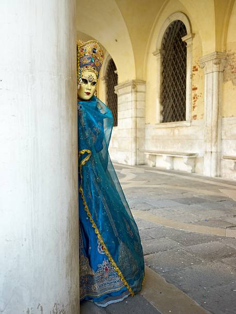 kostüm im karneval von venedig - carnival mardi gras masqué costume stock-fotos und bilder