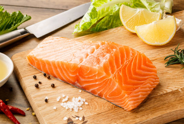 bistec de salmón crudo - vitamin d salmon fillet raw fotografías e imágenes de stock