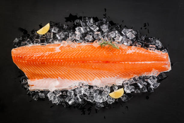 bistec de salmón crudo - vitamin d salmon fillet raw fotografías e imágenes de stock