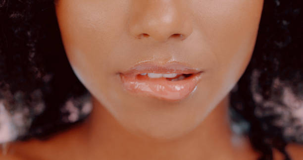 lipgloss sagt viel - biting lip stock-fotos und bilder