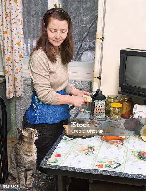 La Donna Fa Una Cena - Fotografie stock e altre immagini di Adulto - Adulto, Alimentazione sana, Ambientazione interna