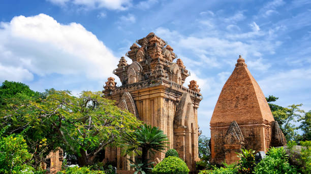 antiguo templo de po nagar (thap ba po nagar). religión y arquitectura hindú. - khmer fotografías e imágenes de stock