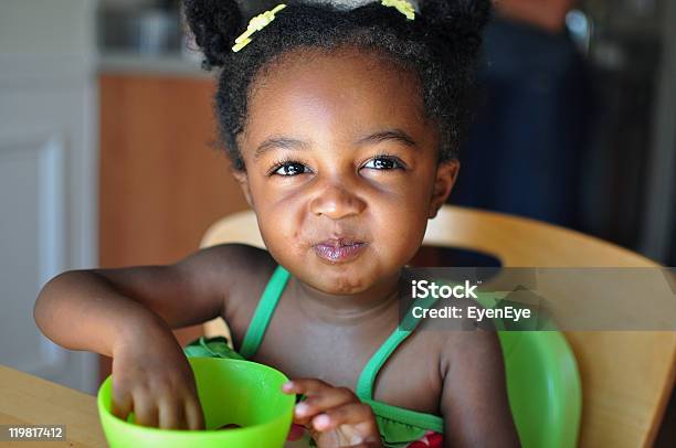 Foto de Comer Uvas e mais fotos de stock de Criança pequena - Criança pequena, Comida, Origem Africana