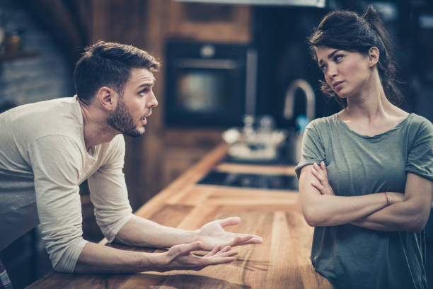 giovane coppia che litiga mentre ha problemi nella loro relazione. - relationship difficulties couple anger communication breakdown foto e immagini stock