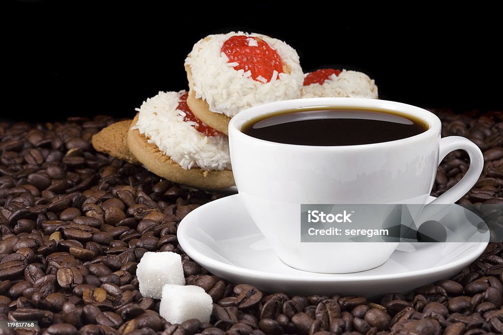 Tasse de grains de café et des cookies - Photo de Aliment rôti libre de droits
