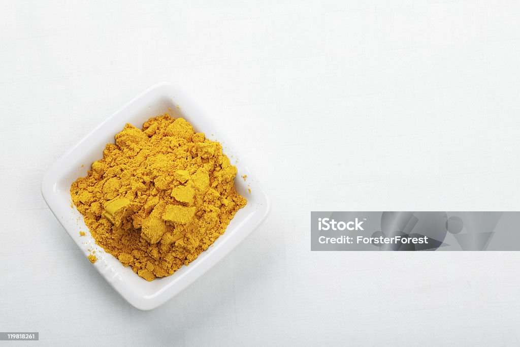 Saffron spice em branco acima Exibir prato - Foto de stock de Aditivo alimentar royalty-free
