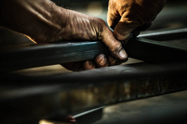 feche acima do trabalhador irreconhecível que trabalha com ferro. - construction dirt dirty manual worker - fotografias e filmes do acervo