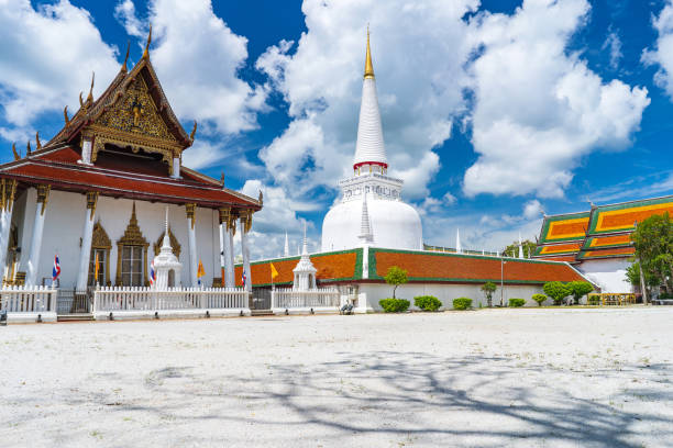 wat phra mahathat woramahawihan, o templo principal da província de nakhon si thammara - nakhon si thammarat - fotografias e filmes do acervo