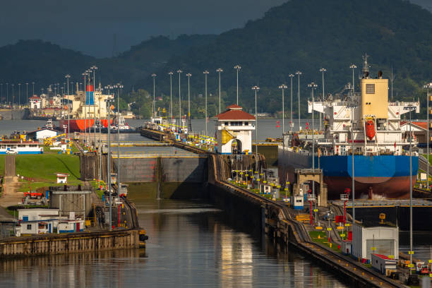 panama canal miraflores west - panama canal panama canal container imagens e fotografias de stock