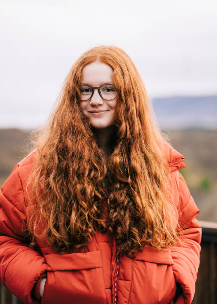 ritratto di carina ragazza rossa sorridente contro il cielo - vertical caucasian glasses red hair foto e immagini stock