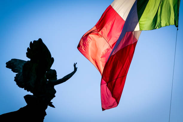 le drapeau tricolore italien flotte sur le monument national de l’altare della patria dans le cœur historique de rome - winged victory photos et images de collection