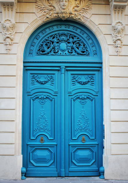 entrée de porte d'entrée à l'ancienne, façade blanche et porte bleue, paris, france - retro revival outdoors close up europe photos et images de collection