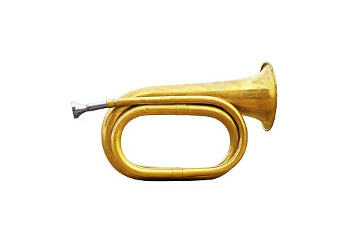 Viejo cuerno de caza. Instrumento de metal musical de trompeta. Corneta de latón aislada sobre un fondo blanco photo
