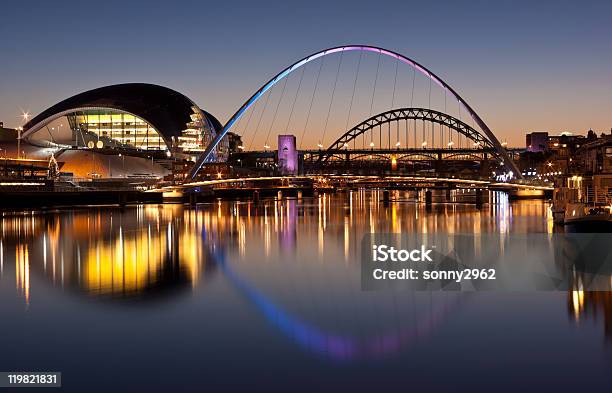 Photo libre de droit de Gateshead Millennium Tyne Et Ponts Au Coucher Du Soleil banque d'images et plus d'images libres de droit de Newcastle upon Tyne