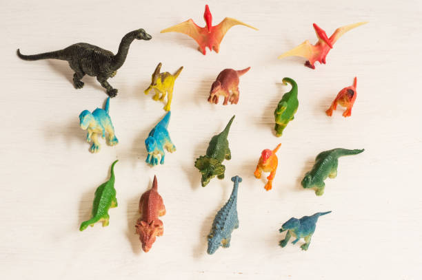 cheboksary, czuwaj/ rosja - 15 czerwca 2019: plastikowe figurki dinozaurów wymarłych starożytnych stworzeń i ulubione zabawki dla dzieci - czuwaj! zdjęcia i obrazy z banku zdjęć