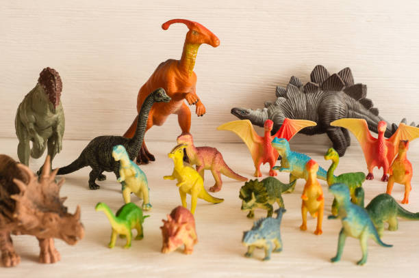 cheboksary, czuwaj/ rosja - 15 czerwca 2019: plastikowe figurki dinozaurów wymarłych starożytnych stworzeń i ulubione zabawki dla dzieci - czuwaj! zdjęcia i obrazy z banku zdjęć