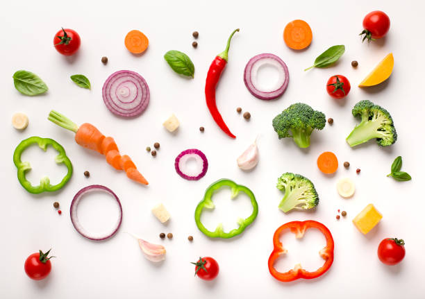 launción plana saludable de la composición de verduras en rodajas - comida vegetariana fotos fotografías e imágenes de stock