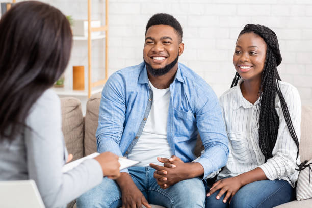 portret szczęśliwej afroamerykańskiej pary po udanej sesji terapii małżeńskiej - therapy psychiatrist couple alternative therapy zdjęcia i obrazy z banku zdjęć