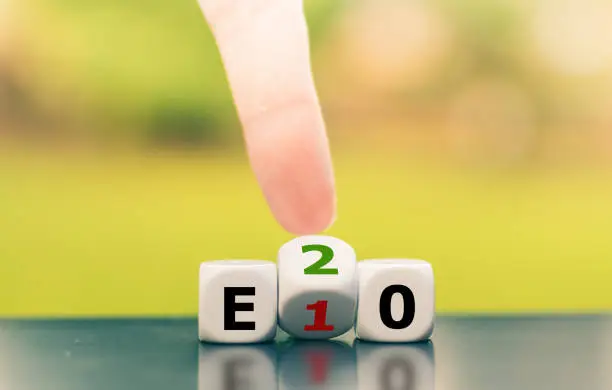 Symbol for the change from E10 biofuel to E20 biofuel.