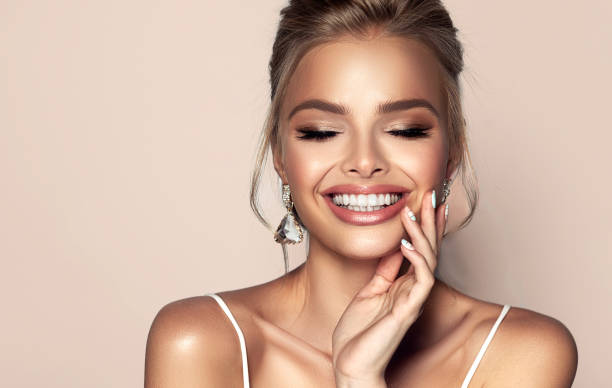 目を閉じた美しい女性の肖像画と広く、幸せな歯の笑顔を顔に。メイクアップ、化粧品、広告。 - lipstick russian ethnicity fashion model fashion ストックフォトと画像