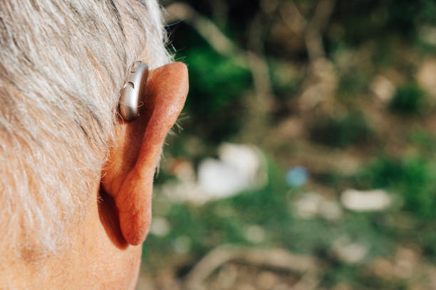 homem sênior que desgasta um dano de audição - hearing aid audiologist audiology small - fotografias e filmes do acervo