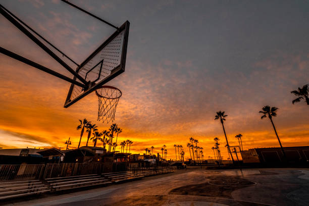 basketballplatz am strand von venedig, los angeles, kalifornien, zur goldenen stunde - basketball basketball hoop california southern california stock-fotos und bilder