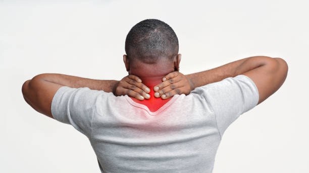 hombre negro con dolor de cuello, vista trasera - acute mountain sickness fotografías e imágenes de stock