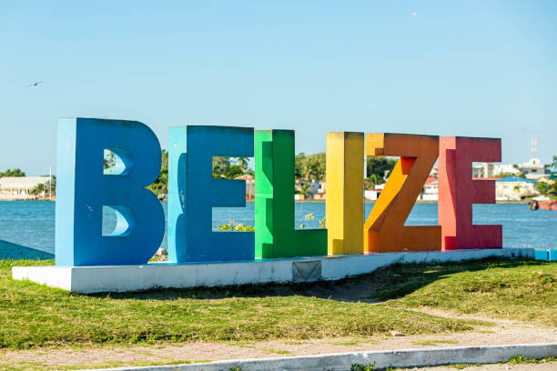 五顏六色的貝里斯城市標誌在陽光明媚的日子沒有人關閉 - 伯利茲 個照片及圖片檔