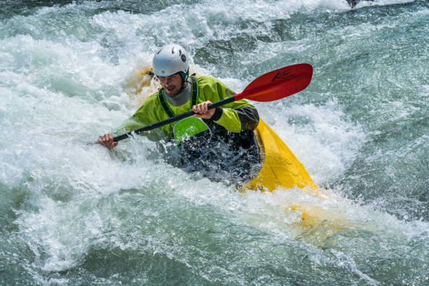 wildwasserkajakfahren auf dem eiskanal in augsburg - wildwasserkanufahren stock-fotos und bilder