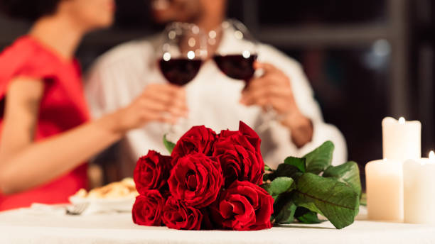 레스토랑에서 발렌타인 데이를 축하 하는 인식 할 수없는 커플 깜박이는 안경, 파노라마 - anniversary couple rose black 뉴스 사진 이미지