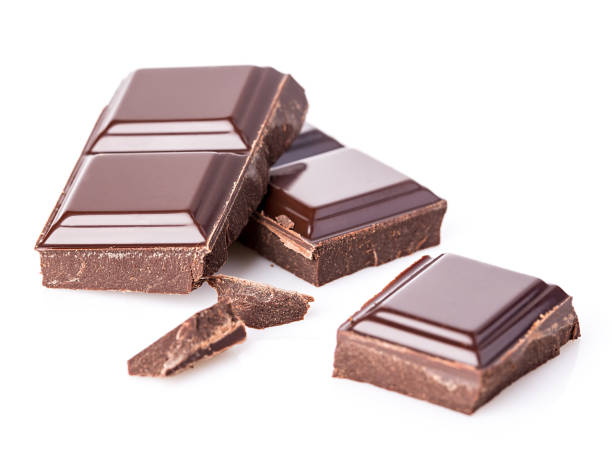 batony czekoladowe wyizolowane na białym tle. - chocolate chocolate shaving ingredient food zdjęcia i obrazy z banku zdjęć