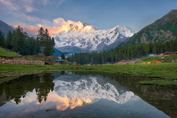 reflexionsteich auf den feenwiesen, nanga parbat, pakistan, aufgenommen im august 2019 - himalajagebirge stock-fotos und bilder
