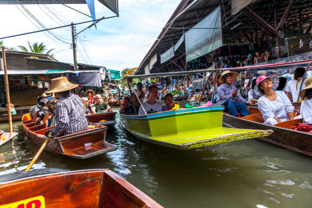 damnoen садуак плавучий рынок, таиланд - damnoen saduak floating market asia asian ethnicity asian culture стоковые фото и изображения