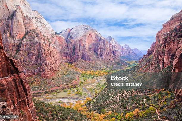 Zion Canyon - zdjęcia stockowe i więcej obrazów Bez ludzi - Bez ludzi, Biały, Chmura