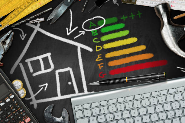 дом энергоэффективности рейтинг - мел рисунок и рабочие инструменты - nobody hammer home improvement work tool стоковые фото и изображения